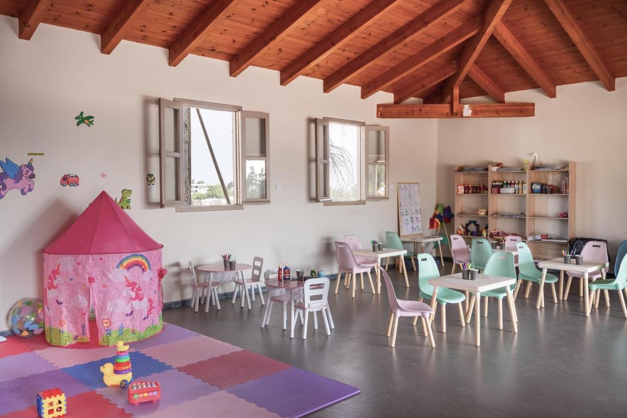 Helea Lifestyle Beach Resort Kallithea  ภายนอก รูปภาพ A classroom at the school