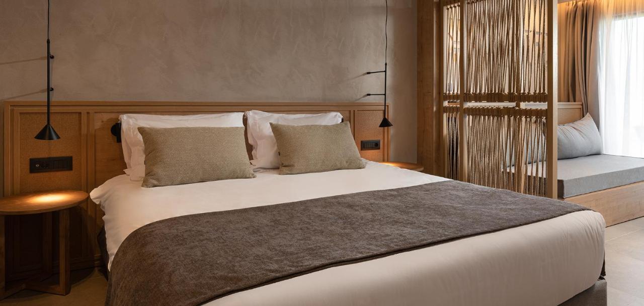 Helea Lifestyle Beach Resort Kallithea  ภายนอก รูปภาพ A bed with a throw